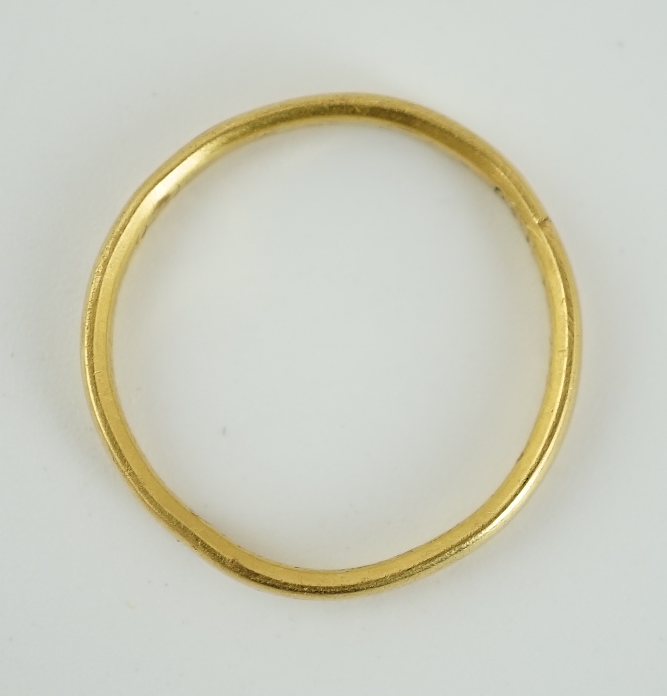 An early 18th century gold posy ring